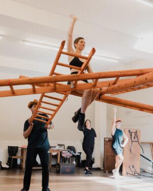 SuRie Instagram - Annie’s trick. 🤙🏻
Rehearsal shots @cianscameras