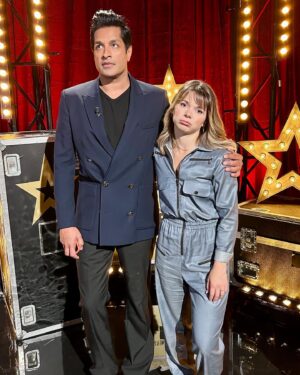 Sugar Sammy Instagram - Avec une fan, emballée de me rencontrer 😎 @jujufitcats 
🇫🇷 Ce soir 21h10, dernière soirée des auditions de La France a un incroyable   #LFAUIT Ça continue 

@incroyabletalent_off @m6officiel @ericantoineoff @mariannejamesofficiel @helenesegaraoff #jujufitcats #sugarsammy