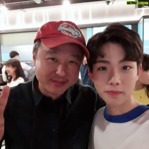 Suh Dong-hyun Instagram - -
우리가 만난 기적 감독님,작가님,선배님들 그리고 친구,누나,동생들😂😂 항상 말씀드렸던 거지만 저 이끌고 같이 가주셔서 감사합니다 좋은 기억 남겨 주셔서 너무 감사해요. 제게 큰 터닝포인트가 된 것 같습니다! 완벽한 기적이었습니다🤣🤣
.

#KBS2 #우리가만난기적 #종방연 #이형민감독님 #조웅감독님 #백미경작가님 #이도경선생님 #라미란선배님 #정석용선배님 #최성원선배님 #이무생선배님 #박근록선배님 #환희누나 #어디간거야ㅠㅜ #같이사진찍어야지요 #좋은기억😃