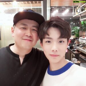 Suh Dong-hyun Instagram - -
우리가 만난 기적 감독님,작가님,선배님들 그리고 친구,누나,동생들😂😂 항상 말씀드렸던 거지만 저 이끌고 같이 가주셔서 감사합니다 좋은 기억 남겨 주셔서 너무 감사해요. 제게 큰 터닝포인트가 된 것 같습니다! 완벽한 기적이었습니다🤣🤣
.

#KBS2 #우리가만난기적 #종방연 #이형민감독님 #조웅감독님 #백미경작가님 #이도경선생님 #라미란선배님 #정석용선배님 #최성원선배님 #이무생선배님 #박근록선배님 #환희누나 #어디간거야ㅠㅜ #같이사진찍어야지요 #좋은기억😃