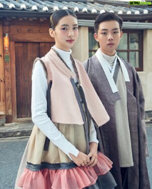 Suh Dong-hyun Instagram - _
한복진흥센터 정기간행물
<입고 싶은 우리 옷 한복 11호>가 발행되었습니다.
@hackr.official 
#2019한복청소년홍보대사
#한복진흥센터 
#우리옷
#입고싶은옷
#소년서동현
#소녀김수정