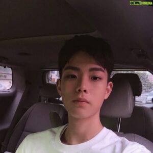 Suh Dong-hyun Instagram - 부릉부릉 운전조심하세요
#운전석❌ #뒷자석⭕️ #면허는어른만  #비와서 #미끌미끌 #운전조심!!