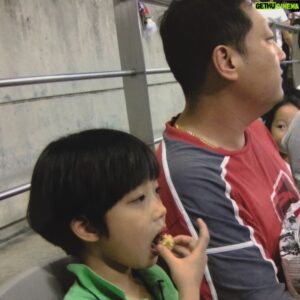 Suh Dong-hyun Instagram - 👦🏻꼬꼬마 동현👦🏻 #8살 #축구관람중 #입에넣는것이 #무엇이더냐 #땅꼬마자식 #서동현 #지금또한
#난아직꼬마