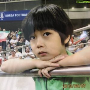 Suh Dong-hyun Instagram - 👦🏻꼬꼬마 동현👦🏻 #8살 #축구관람중 #입에넣는것이 #무엇이더냐 #땅꼬마자식 #서동현 #지금또한
#난아직꼬마