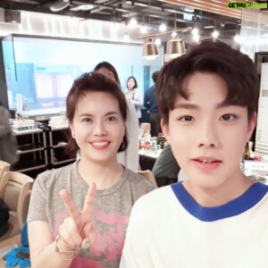 Suh Dong-hyun Instagram - -
우리가 만난 기적 감독님,작가님,선배님들 그리고 친구,누나,동생들😂😂 항상 말씀드렸던 거지만 저 이끌고 같이 가주셔서 감사합니다 좋은 기억 남겨 주셔서 너무 감사해요. 제게 큰 터닝포인트가 된 것 같습니다! 완벽한 기적이었습니다🤣🤣
.

#KBS2 #우리가만난기적 #종방연 #이형민감독님 #조웅감독님 #백미경작가님 #이도경선생님 #라미란선배님 #정석용선배님 #최성원선배님 #이무생선배님 #박근록선배님 #환희누나 #어디간거야ㅠㅜ #같이사진찍어야지요 #좋은기억😃
