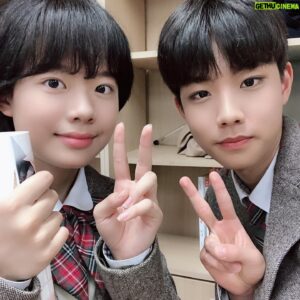 Suh Dong-hyun Instagram - 세아중학교 드디어 졸업(?)
세아중학교에서의 마지막 촬영을 기념하는 졸업사진 
#jtbc #금토드라마 #아름다운세상 #김환희 #이재인 #서동현 #세아중학교 #마지막촬영 #졸업사진