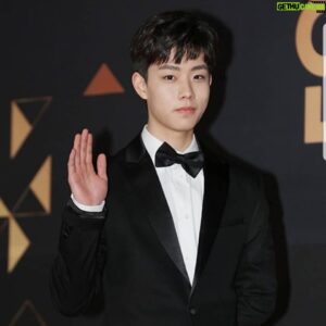 Suh Dong-hyun Instagram - 처음 시상식에 참여한 만큼 느낀 것도, 배운 것도 많았습니다! 이번을 계기로 더 큰 배우가 되기 위해 매순간 행복하게 연기하겠습니다! #KBS #연기대상 #행복했습니다 #앞으로 #행복한연기 #서동현 #Happynewyear