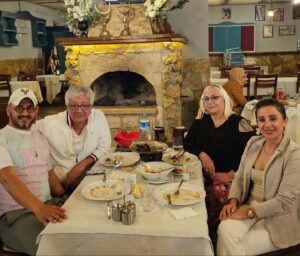 Süheyl Uygur Instagram - Güzel bir akşam obaaa.🎭 Teşekkürler @melihtaser09 @betul_taser @bambiburcin #kuşadasi #kuşadası #tatil #kesfet