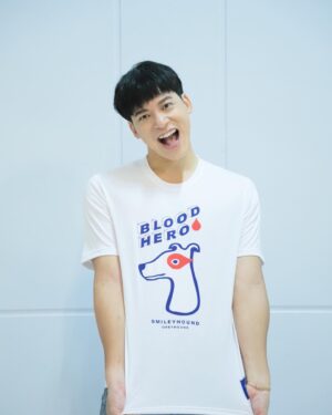 Sukrit Wisetkaew Instagram - 🦸‍♂ปลุกพลังซุปเปอร์ฮีโร่ในตัวคุณ
มาเป็น 'ฮีโร่' ง่ายๆ ด้วยการบริจาคโลหิต🅰️🅱️🅾️🆎
ในโครงการ Blood Hero ปี 2🦸‍♀🩸บริจาคโลหิตกู้วิกฤติโควิด-19
👕รับ T-Shirt Limited Edition “Blood Hero” สุดชิค ออกแบบโดย SMILEYHOUND BY GREYHOUND 

ตั้งแต่วันนี้ – 31 ธันวาคม 2564
🚨หรือจนกว่าของจะหมด🚨
#bloodheroปี2 
#ปลุกพลังซุปเปอร์ฮีโร่ 
#บริจาคโลหิตกู้วิกฤติโควิด19

ร่วมแสดงพลัง ‘Blood Hero’ ได้ที่ 👇
📲สถานที่รับบริจาคโลหิต 
คลิก https://bit.ly/3kNcN9E

🚨เพื่อรักษามาตรการป้องกันโรค COVID-19 และลดความแออัดภายในพื้นที่📍
👤🩸สำหรับผู้บริจาคโลหิต ณ ศูนย์บริการโลหิตแห่งชาติ ถนนอังรีดูนังต์ 
📲สามารถลงทะเบียนบริจาคโลหิตออนไลน์ล่วงหน้า 
คลิก http://bdbooking.nbc.in.th

📞สอบถามโทร.0 2256 4300