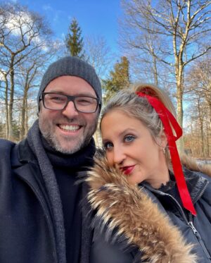 Sullivan Stapleton Instagram - Christmas Day shenanigans in NY with the US half of my crazy family😂 Awesome lunch starting with prawns and a dirty martini just like home🇦🇺😎 Made my own cocktail sauce at the table as the US style sauce didn’t cut it!😂 Hope everyone had a great day! All the best for the new year and lots of love 😘 #white #christmas #2022 #family #time #yummy #food #love #goodtimes