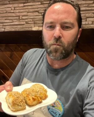 Sullivan Stapleton Instagram - Birthday shenanigans pt.1
•You know you’re getting older when your Birthday day starts in the gym💪🏼👴🏼
•Wearing my Disneyland Birthday badge given to me before I left. Thanks @hurricanehorn50🎉
•Dumpling time and one of my faves Char Sui Sou👌🏼😋