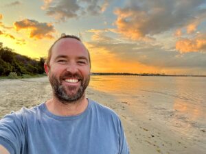 Sullivan Stapleton Instagram - Good morning and Happy Thanksgiving to everyone who celebrates it my American friends! Hope everyone has a great turkey day with friends and family 😘🦃 #thanksgiving #thankful #love #usa #friendsgiving #aussie #beaches