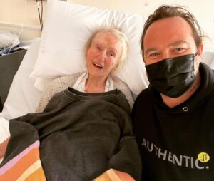 Sullivan Stapleton Instagram - When visiting my grandmother in hospital and she says she needed a jumper🤷🏼‍♂️ Art imitating life. She is a badass!😂 #supergran #disney #ripcurl #dressup