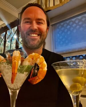 Sullivan Stapleton Instagram - Christmas Day shenanigans in NY with the US half of my crazy family😂 Awesome lunch starting with prawns and a dirty martini just like home🇦🇺😎 Made my own cocktail sauce at the table as the US style sauce didn’t cut it!😂 Hope everyone had a great day! All the best for the new year and lots of love 😘 #white #christmas #2022 #family #time #yummy #food #love #goodtimes