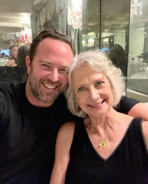 Sullivan Stapleton Instagram - Christmas Day shenanigans in NY with the US half of my crazy family😂 Awesome lunch starting with prawns and a dirty martini just like home🇦🇺😎 Made my own cocktail sauce at the table as the US style sauce didn’t cut it!😂 Hope everyone had a great day! All the best for the new year and lots of love 😘 #white #christmas #2022 #family #time #yummy #food #love #goodtimes