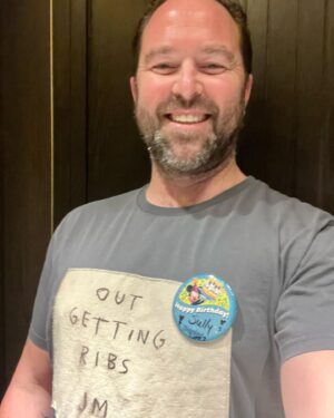 Sullivan Stapleton Instagram - Birthday shenanigans pt.1
•You know you’re getting older when your Birthday day starts in the gym💪🏼👴🏼
•Wearing my Disneyland Birthday badge given to me before I left. Thanks @hurricanehorn50🎉
•Dumpling time and one of my faves Char Sui Sou👌🏼😋