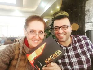 Sultan Köroğlu Kiliç Instagram - Malatya Büyükşehir Belediyesi Şehir Tiyatrosu Genel Sanat Yönetmeni Burak Gün yazdığı "KAÇAPA" adlı toplu tiyatro oyun kitabını bana hediye etti. Bulunduğumuz süre boyunca kendisine misafirperverliğinden dolayı teşekkürlerimi sunuyorum.Minnettarım sevgiler... #malatya #malatyabüyükşehirbelediyesi #msehirtiyatrosu #tiyatro #kaçapa
