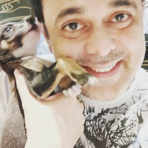 Sumeet Raghvan Instagram - Slowly the house is turning into a pet house 🤣🤣. After rick and mishti,we have #Shifu. Wife had gone for a shoot to sangli,so she found this dark chocolate🤣 lying on the road. Now the major task is of getting rick and mishti to like this dude. Already there is a mini war..🤦🏻