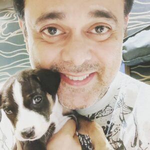 Sumeet Raghvan Instagram - Slowly the house is turning into a pet house 🤣🤣. After rick and mishti,we have #Shifu. Wife had gone for a shoot to sangli,so she found this dark chocolate🤣 lying on the road. Now the major task is of getting rick and mishti to like this dude. Already there is a mini war..🤦🏻