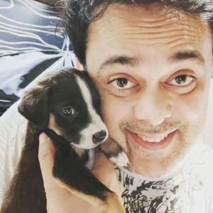 Sumeet Raghvan Instagram - Slowly the house is turning into a pet house 🤣🤣. After rick and mishti,we have #Shifu. Wife had gone for a shoot to sangli,so she found this dark chocolate🤣 lying on the road. Now the major task is of getting rick and mishti to like this dude. Already there is a mini war..🤦🏻