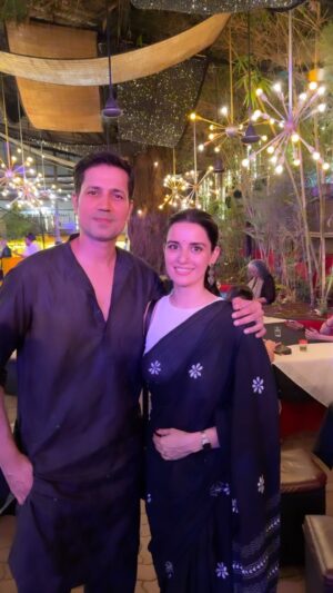 Sumeet Vyas Instagram - @prithvitheatre #prithvitheatrefestival 
Yes I live in a bubble, but who wouldn’t if the bubble was this pretty. Bunch of artists spending an evening together is a recipe for “discussions on art, endless gossip, countless glasses of wine and #fauxpas 
@ektakaul11 you look stunning, stop upstaging me in my domain. 😘