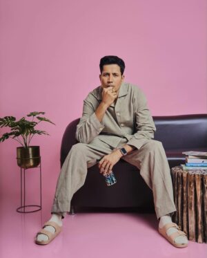 Sumeet Vyas Instagram - VIBIN IN MY PJ’s 🩳

Shot by @rashi_arora28 
Styling @amandeepkaur87 
assisted by @riarawlani @_kareenagmishra 
Outfit @houseofidar 
Managed by @rinkentertainment 
@tejgill98

Editor @abhi_giniya @retouch.psb 
#permanentroommatesonprime #tvforiginal #amazonprime #promotions #picturestoriesbyrashiarora