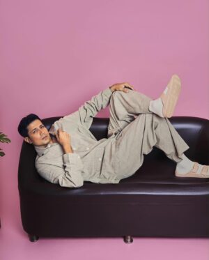 Sumeet Vyas Instagram - VIBIN IN MY PJ’s 🩳

Shot by @rashi_arora28 
Styling @amandeepkaur87 
assisted by @riarawlani @_kareenagmishra 
Outfit @houseofidar 
Managed by @rinkentertainment 
@tejgill98

Editor @abhi_giniya @retouch.psb 
#permanentroommatesonprime #tvforiginal #amazonprime #promotions #picturestoriesbyrashiarora