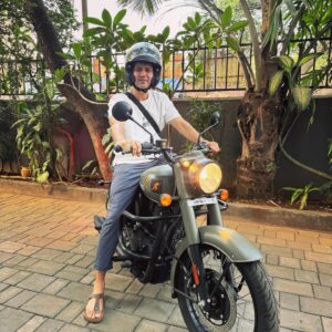 Sumeet Vyas Instagram - #evergreen 
#newbike 
#newtemprament 
#newjournies ahead 

#classic350marshgrey 

📸 @abbasdalal 

Thankyou @ishnawheels for making it happen swiftly and smoothly.