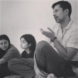Sumeet Vyas Instagram - #behindthescene #puranechawal 
#rehearsalroom 

📸 @literally.kuldeep 

#prithvifestival2023 #theatre #backstage