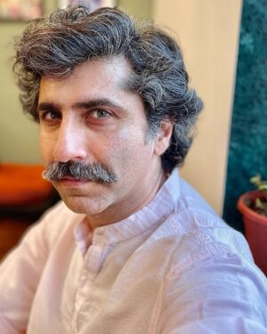 Sumit Kaul Instagram - He who can no longer pause to wonder and stand rapt in awe, is as good as dead; his eyes are closed.

Albert Einstein
.
.
#sumitkaul #eyes #wonder #pause #awe #life #lifequotes #observe #attention #look #actor #actorslife #gaze