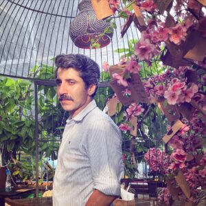 Sumit Kaul Instagram - The fragrance of flowers spreads only in the direction of the wind. But the goodness of a person spreads in all directions.

- Chanakya
.
.
P.C. 📸 @arryamanseth 
.
.
#sumitkaul #actorslife #actor #flowers #flower #fragrance #lunch #tanaav #fun #goodtimes