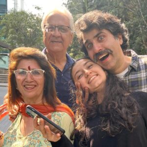 Sumit Kaul Instagram - What better time to feel gratitude for the people in your life who add warmth and colour and make you want to be better every day. As I start this new year I hope to remind myself more often of the love I’m surrounded by. 
.
.
#sumitkaul #actor #actorslife #familytime #family #familyfirst #parents #daughter #mother #father #partner #wife #smile #happy #happynewyear