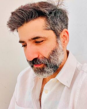 Sumit Kaul Instagram - मुझे खींच ही लेती है हर बार उसकी मोहब्बत..!
वरना बहुत बार मिला हूँ आखिरी बार उससे...!!

#sumitkaul #actor #actorslife #love #white #musings #morning