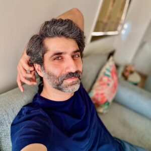 Sumit Kaul Instagram - "When I hear somebody sigh, 'Life is hard,' I am always tempted to ask, 'Compared to what?'"
- Sydney J Harris
.
.
#sumitkaul #actor #actorslife #home #stubble #saltandpepper #look #blue #chill #chillin #homedesign #love #hard #life #lifestyle #lifequotes