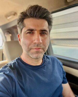 Sumit Kaul Instagram - A slight change can make such a big difference. A hair trim voila almost a new man, rejuvenated.
.
.
A slight change in the way we look at #soil is essential. Soil is a living organism and for it stay that way a change needs to be made on a policy level so that the future of the soil and our children is protected. Let’s all join the #savesoil movement and make noise about it. Let soil be part of every conversation.
.
.
#journeyforsoil #hair #trim #new #man #life #living #organism #future #children  #carfie #मिट्टीबचाओ #land #policy #noise #conversation