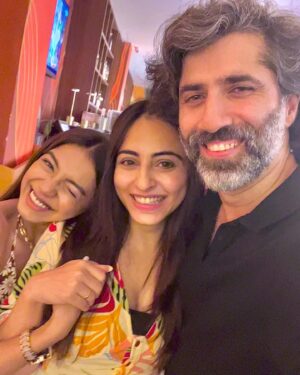 Sumit Kaul Instagram - Rarely does it happen that you connect with a larger group so well that you can’t distinguish between their well being and yours.. are we lucky or are we lucky @niyatifatnani @simranbudharup @ashitadhawan @rajputharshjayesh @ritucj @aslimonalisa 
.
.
#sumitkaul #harshrajput #niyatifatnani #ashitadhawan #rituseth #simranbudharup #monalisa #actor #actorslife #fun #funtimes #nazar #nazarreunion2023 #love #friendship #dosti #dost