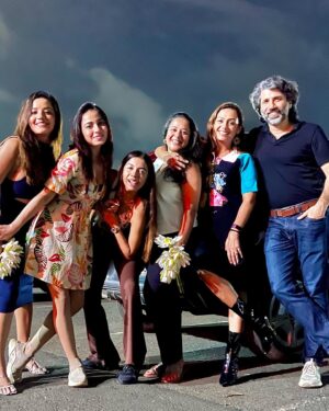 Sumit Kaul Instagram - Rarely does it happen that you connect with a larger group so well that you can’t distinguish between their well being and yours.. are we lucky or are we lucky @niyatifatnani @simranbudharup @ashitadhawan @rajputharshjayesh @ritucj @aslimonalisa 
.
.
#sumitkaul #harshrajput #niyatifatnani #ashitadhawan #rituseth #simranbudharup #monalisa #actor #actorslife #fun #funtimes #nazar #nazarreunion2023 #love #friendship #dosti #dost