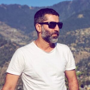 Sumit Kaul Instagram - I’ve had so many people advise me in their own words all basically saying “Fake it till you make it”.. I just never could.. Just be who you are.. That’s my motto..
.
.
#sumitkaul #actor #tanaav #umarriaz #kashmir #look #attitude #actorslife #white #cool #shades