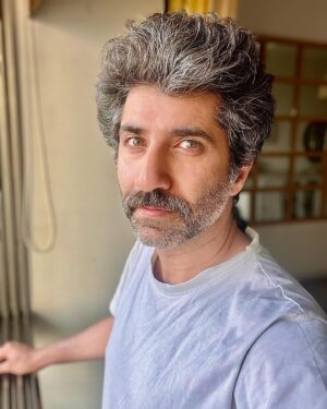 Sumit Kaul Instagram - Aaj kuchh is tarah jaagaa.. kyon ki #tanaav ki excitement mein theek tarah so nahi paya.. it’s finally streaming on @sonylivindia so go watch it.. @applausesocial 
.
.
#sumitkaul #actorslife #actor #umarriaz #panther #awake #white #morning #newday #newbeginnings #hope #excitement