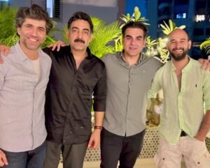 Sumit Kaul Instagram - A beautiful evening spent with beautiful people.. sara #tanaav mit gaya..
.
.
All episodes of #tanaav streaming now on @sonylivindia @manavvij @arbaazkhanofficial @rockey_raina @sumeetvyas @iamsudhirmishra @kapilmattoo @sumitkaul10 @motikaul @vssmusicacademy 
.
.
📸 : @tjbhanu (you should have been part of the pic too)

@ektakaul11 missed you in the pics.
.
.
#sumitkaul #manavvij #sudhirmishra #arbaazkhan #rockeyraina #sumeetvyas #actor #director #dinner #fun #together #smile #smiles