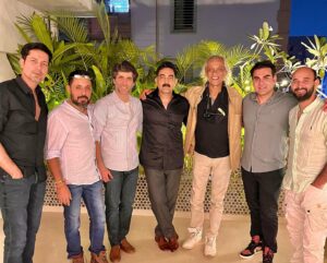 Sumit Kaul Instagram - A beautiful evening spent with beautiful people.. sara #tanaav mit gaya..
.
.
All episodes of #tanaav streaming now on @sonylivindia @manavvij @arbaazkhanofficial @rockey_raina @sumeetvyas @iamsudhirmishra @kapilmattoo @sumitkaul10 @motikaul @vssmusicacademy 
.
.
📸 : @tjbhanu (you should have been part of the pic too)

@ektakaul11 missed you in the pics.
.
.
#sumitkaul #manavvij #sudhirmishra #arbaazkhan #rockeyraina #sumeetvyas #actor #director #dinner #fun #together #smile #smiles