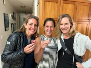 Summer Sanders Instagram - Teammates forever and always! ♥️🏊‍♀️♥️

And…someone is going into the Bay Area Sports Hall of Fame tonight! @drjennybthompson @stanfordwswim @coach_lea_usc @bayareasportshof 
#letsgoswimminwomen