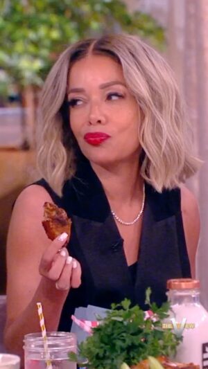 Sunny Hostin Instagram - ‘Hot Ones’ host @seanseaevans puts our @Sunny to the test! 🐔🔥😂