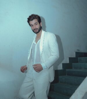 Sunny Kaushal Instagram - Angel angel.. mankind’s angel…
For the opening of @jioworldplaza 

Styled by @amandeepkaur87 
In @amaare.in and @jimmychoo 
📸 @khamkhaphotoartist 
Hair @forum.gotecha 
Makeup @sajid_makeup