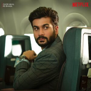 Sunny Kaushal Instagram - Ladies and gentlemen, kursi ki peti bandhe rakhein kyuki yeh flight heist se hijack ki taraf badh rahi hai 👀
#ChorNikalKeBhaga is NOW STREAMING only on @netflix_in! 🛬

@yamigautam @sunsunnykhez @maddockfilms @sharadkelkar @indraneilsengupta @ajaysinghmail #DineshVijan @amarkaushik @sirajahmed381 @vishalmishraofficial @rashmeetkaur