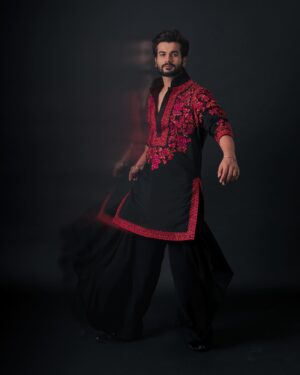 Sunny Kaushal Instagram - Kala joda but Sohna munda…
In @manishmalhotraworld @manishmalhotra05 

@amandeepkaur87 
📸 @khamkhaphotoartist 
Hair @forum.gotecha 
MU @makeup_and_haircool