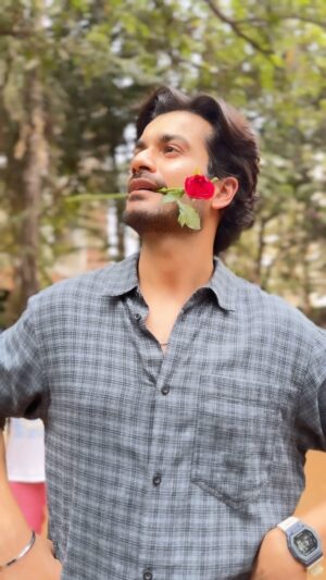 Sunny Kaushal Instagram - Dekhkar Raniji ke baalon mein gulaab ka phool
Abhimanyu bana love-fool.. 🌹 🐊 
#PhirAayiHasseenDillruba
@netflix_in
