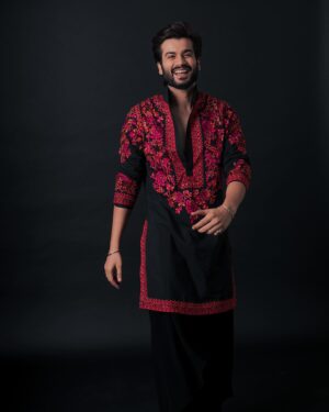 Sunny Kaushal Instagram - Kala joda but Sohna munda…
In @manishmalhotraworld @manishmalhotra05 

@amandeepkaur87 
📸 @khamkhaphotoartist 
Hair @forum.gotecha 
MU @makeup_and_haircool
