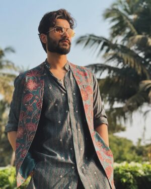 Sunny Kaushal Instagram - Taking dil garden garden ho gaya quite literally 🍃 🍂

Styled by @amandeepkaur87 
In @nm_design_studio 
On feet @whitemuds_official 
Clicked by ace photographer @rohitsaraf 

#eatyourgreens