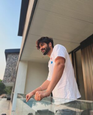 Sunny Kaushal Instagram - First sunset of 2024 
Wishing everyone a very happy new year filled with love, laughter and happiness ♥️✨